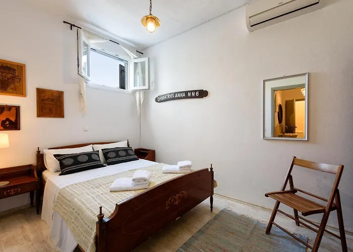 Hara's In , Paros * Naousa (Paros)