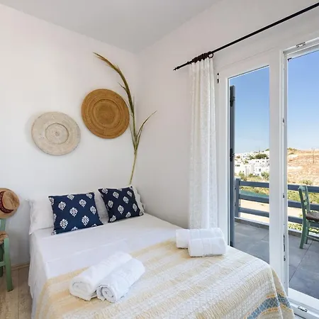 Hara's In , Paros * Naousa (Paros)