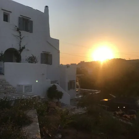 Hara's In , Paros