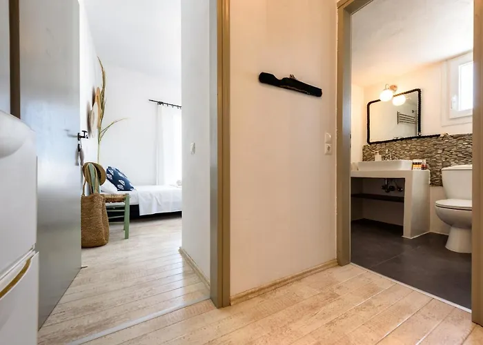 Hara's In , Paros Nausa